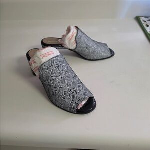 BeautiFeel Women's Black and White Peep Toe Mules